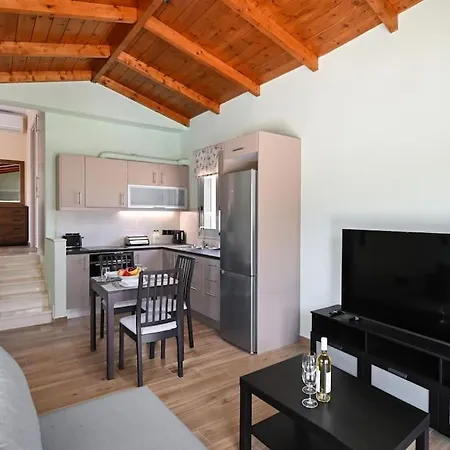 Small Halipoma Odysseas Into Town Close Вилла